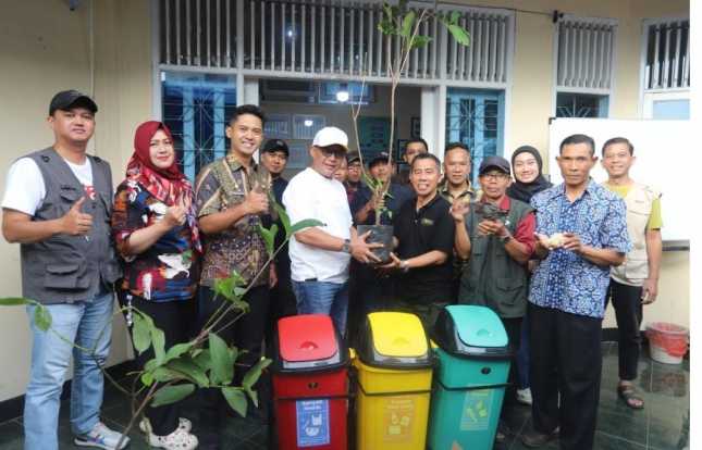 Asep Robin Serahkan Bantuan Program Pengelolaan Sampah bagi RW di Karang Pamulang