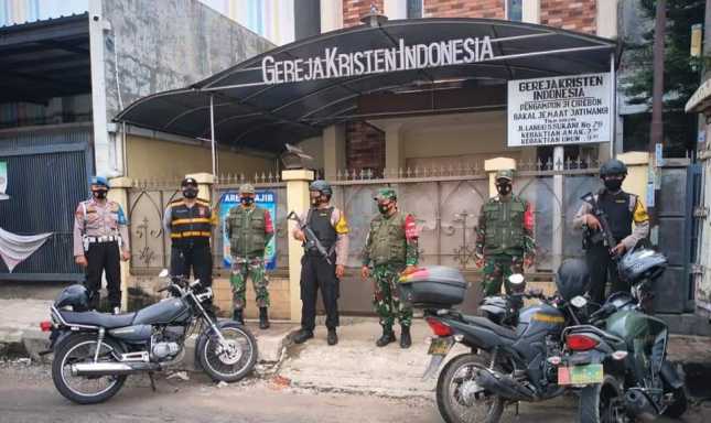 Ciptakan Rasa Aman Dan Nyaman Polres Majalengka Bersama Koramil Pengamanan Kebaktian di Gereja