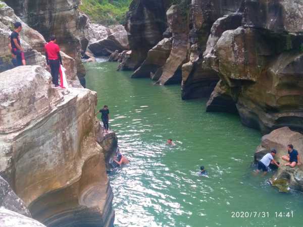 Eksplorasi Keindahan Bebatuan di Curug Salawe dan Tonjong Canyon