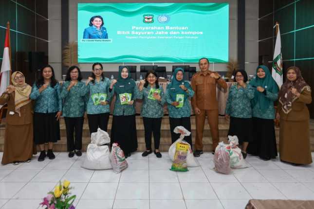 Ketua TP PKK Ny Liswati Serahkan Bantuan Bibit Sayuran, Jahe, dan Kompos ke Masyarakat 