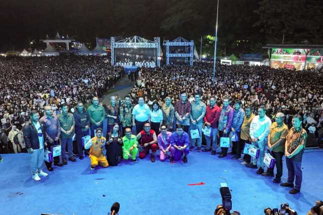 Wali Kota Wesly Bersama Ribuan Masyarakat Saksikan  Puncak Konser Hari Jadi ke-155 Kota Pematangsiantar