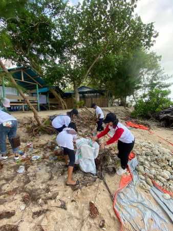 Aksi Bhakti Lingkungan Pungut Sampah Cara Kejari Kepulauan Aru Sambut HBA ke 62