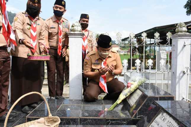 Wakil Bupati H Erwan Setiawan Ziarah ke Makam Tokoh Batureok dan Palasari