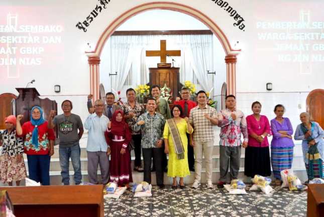Wali Kota Wesly Diwakili Sekda Junaedi Hadiri Pemberian Sembako ke Masyarakat Sekitar dan Jemaat di Majelis Runggun GBKP Jalan Nias