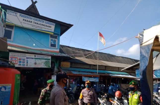 Personel Polres Sumedang Amankan Aktifitas Pasar Tanjungsari dalam Rangka pemberlakuan ABK
