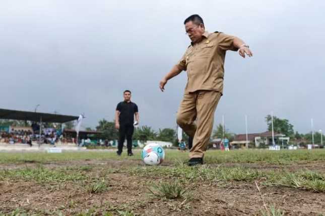 Wali Kota Wesly Didampingi Forkopimda Kick Off Kejuaraan Sepak Bola Antar Pelajar SMA/Sederajat