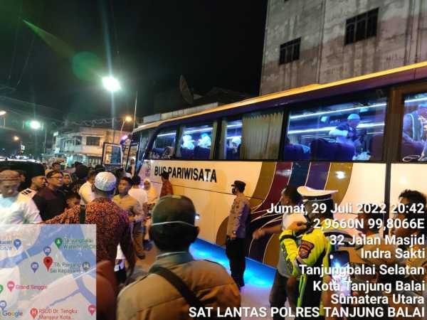 Personil Gabungan Polres Tanjung Balai Laksanakan Pengawalan Kedatangan Jemaah Haji Kota Tanjungbala