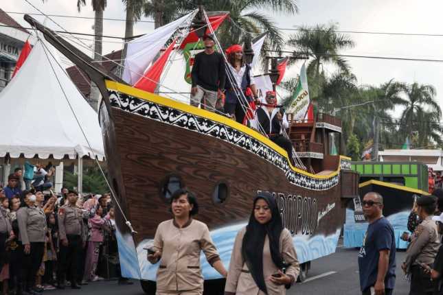 Karnaval Hari Jadi ke-155 Kota Pematangsiantar, Wali Kota Wesly dan Forkopimda Saksikan Berbagai Penampilan