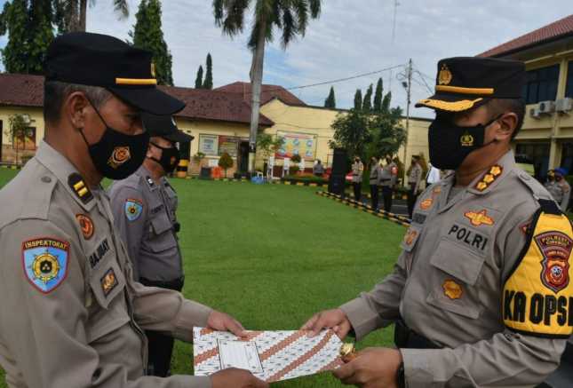 Kapolresta Cirebon Berikan Penghargaan Kepada Anggota Polri Yang Berprestasi