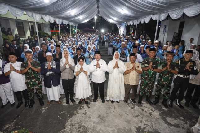 Wali Kota Wesly dan Ketua TP PKK Ny Liswati Berangkatkan Jamaah Calon Haji/Hajjah Pematangsiantar dari Balai Kota, Diiringi Lantunan Talbiyah