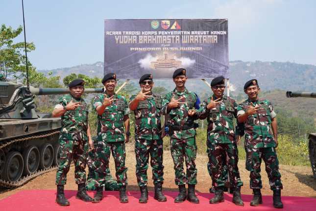 Pangdam III/Siliwangi Tinjau Latihan Menembak Ranpur Yonkav 4/KC di Pusdikif Cipatat