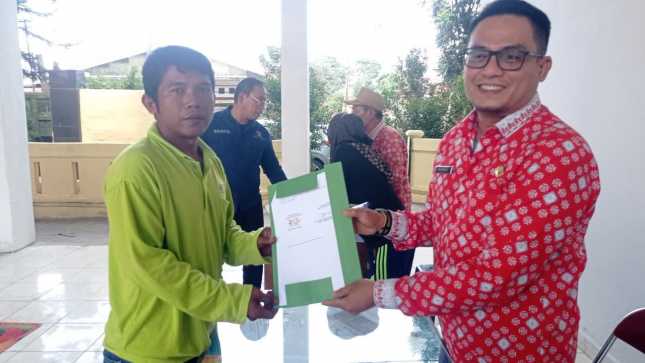 Dinas Lingkungan Hidup Pematangsiantar Serahkan Kontrak Kerja ke Supir, Kernet, dan Petugas Lapangan 