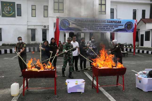 Wali Kota Wesly Diwakili Asisten Dedy Tunasto Hadiri Pemusnahan Barang Bukti Tindak Pidana di Kejari Pematangsiantar 