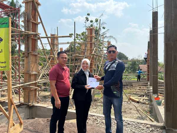 Ineu Purwadewi Serahkan Bantuan Pembangunan Masjid di Leuwimunding Majalengka